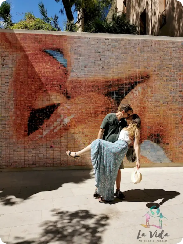 Judit y Dani besándose en el Mural del Beso en Barcelona Barrio Gótico