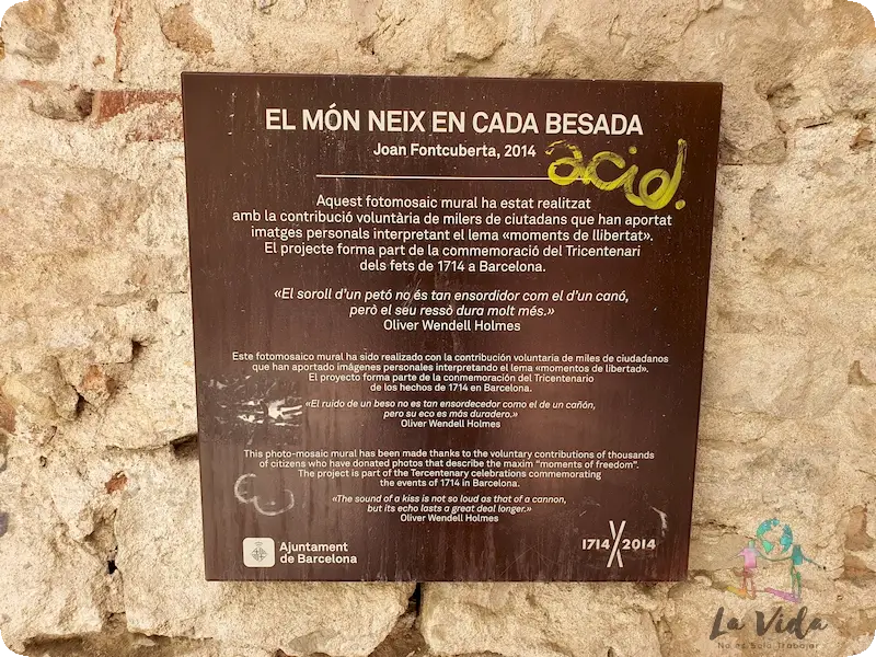 Placa con la descripción del mural del beso