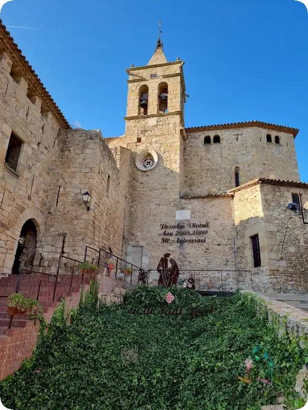 Iglesia de Santa Maria y castillo en Castell d'Aro