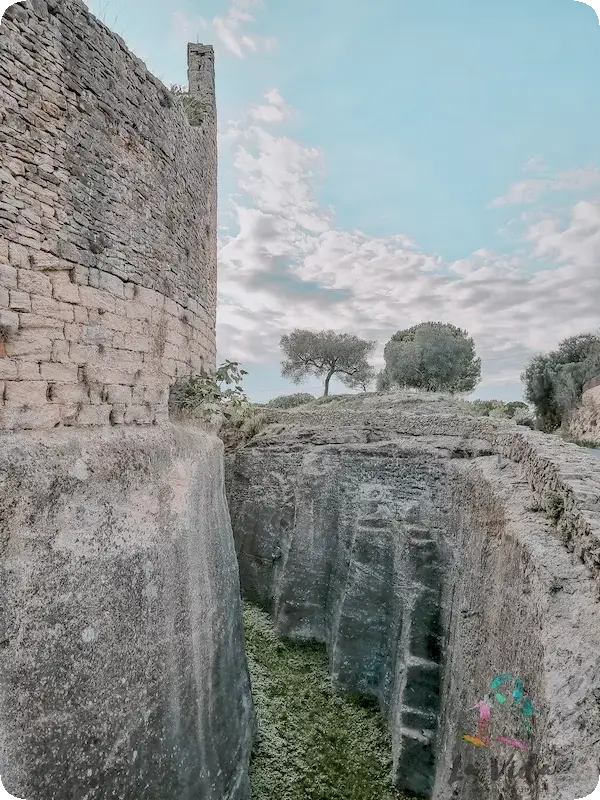 Muralla y foso de Peratallada