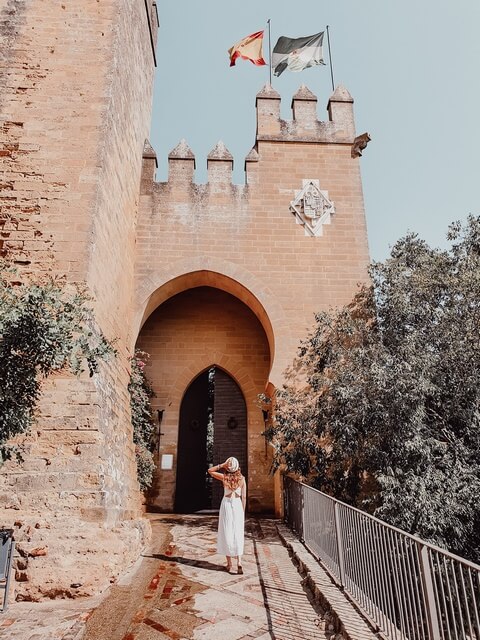 Foto de Judit con sombrero en la puerta del Castillo de Almodóvar