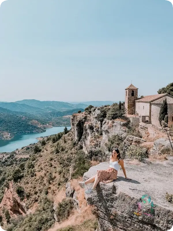 Siurana foto tipica con la Iglesia Santa María de Siurana de fondo