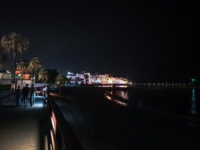 Paseo marítimo de noche en Puerto Banus