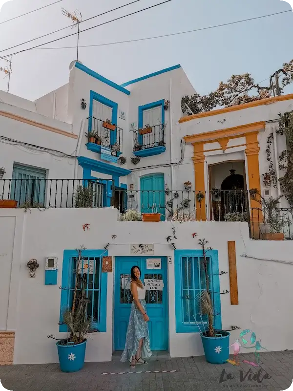 Casas blancas y de colores en Nijar Pueblo