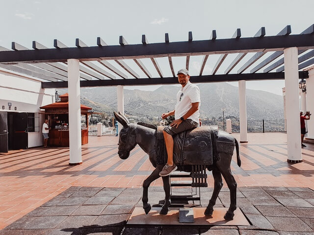 Estatua burro Mijas junto a Oficina de Turismo