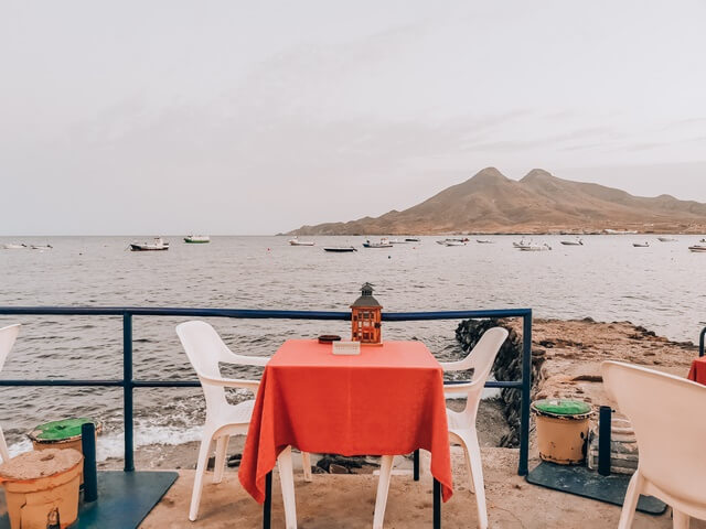Cenando con vistas al mar Isleta del Moro