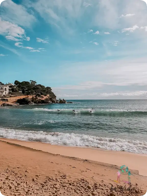 Surferos en Platja Sant Pol S'Agaró