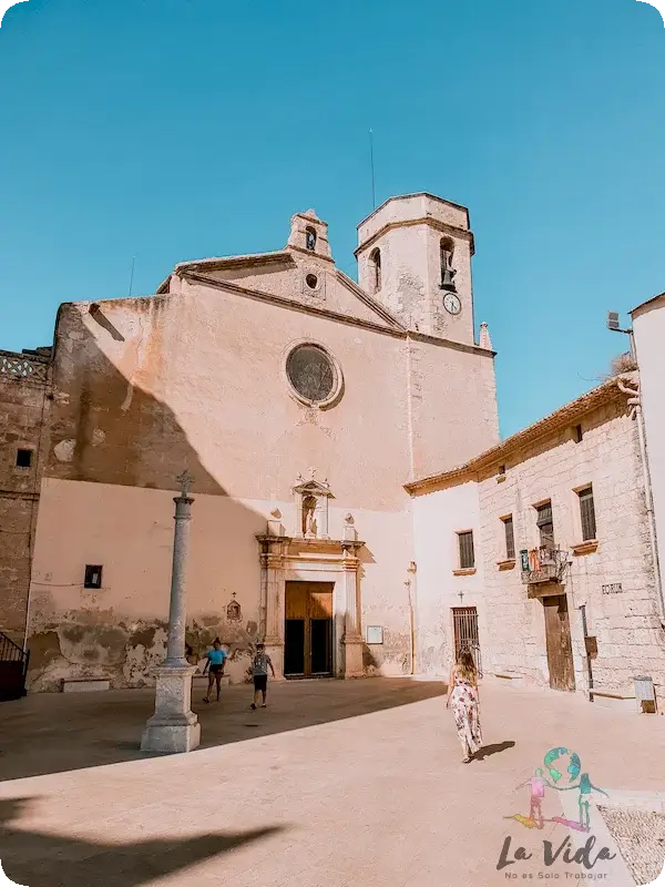 Judit caminando hacia la Iglesia de Sant Martí de Altafulla