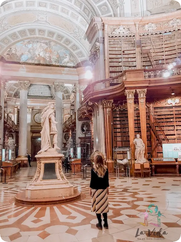 Judit en la Sala imperial de la Biblioteca de Viena. Imprescincible en Viena en 1 día