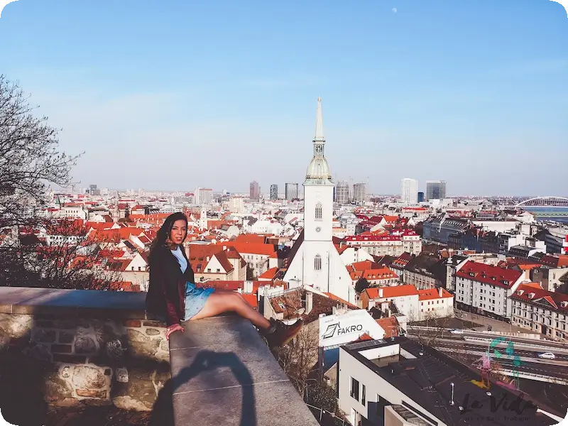 Bratislava Capital Eslovaquia - Judit con vistas a la ciudad