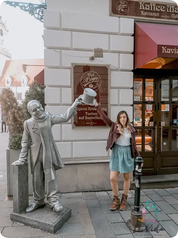 Judit paseando por el centro de Bratislava