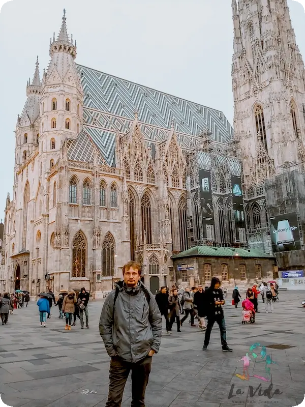 Dani enfrente de la Catedral San Esteban de Viena 