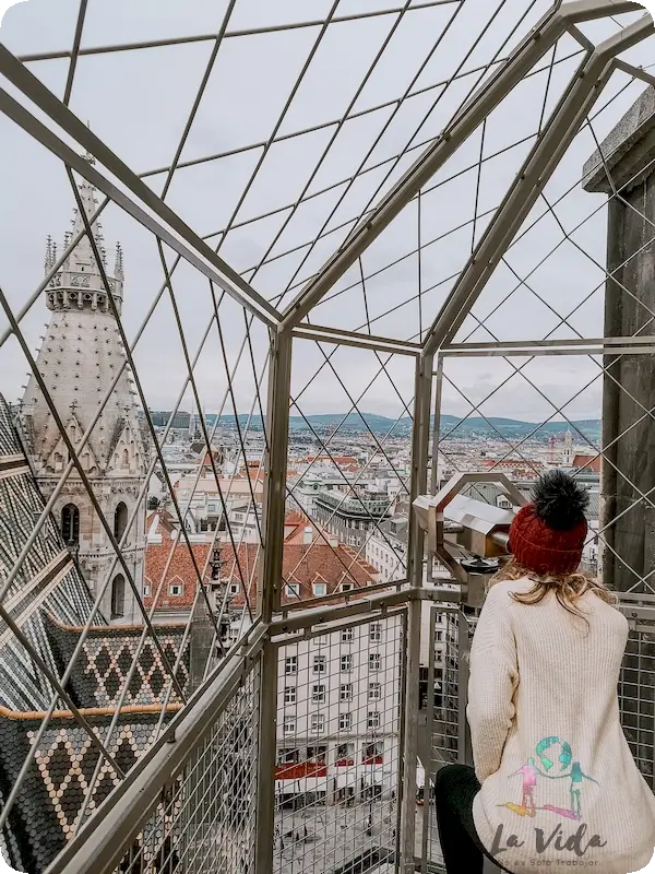 Judit con el periscopio de la torre de la Catedral de Viena