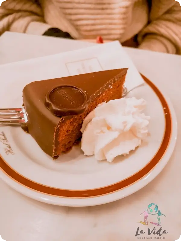 Tarta sacher Hotel Sacher Viena. Foto de la famosa tarta de chocolate