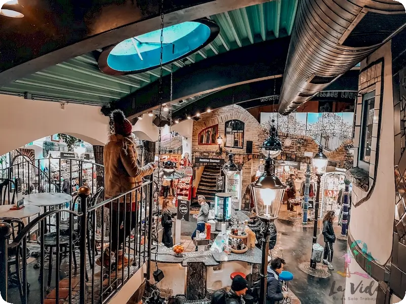 Pequeño centro comercial en Hundertwasserhaus Viena