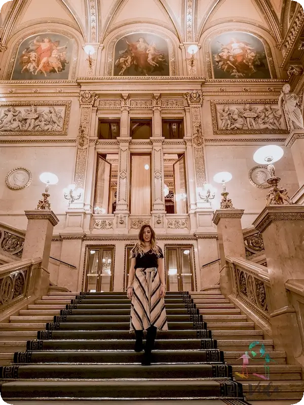 Judit en las escaleras del interior de la Opera de Viena