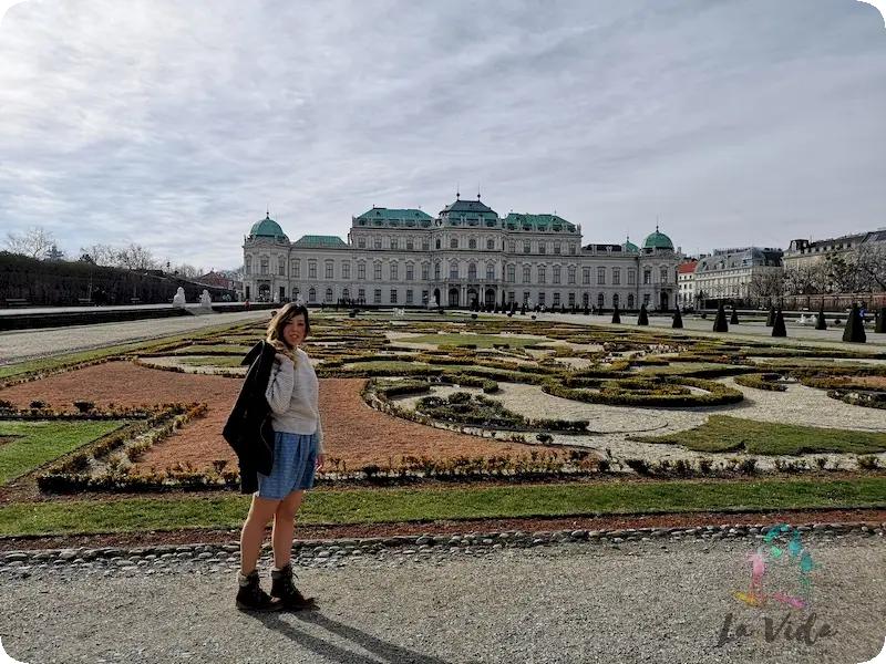 Judit en uno de los jardines del Palacio Belvedere visitando Viena en 2 días