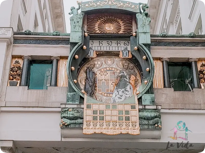 Detalle figuras Reloj Anker de Viena imprescindible