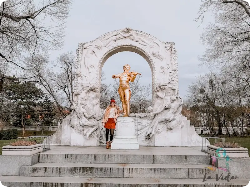 Judit en la Estatua de Krauss en Stadpark Viena