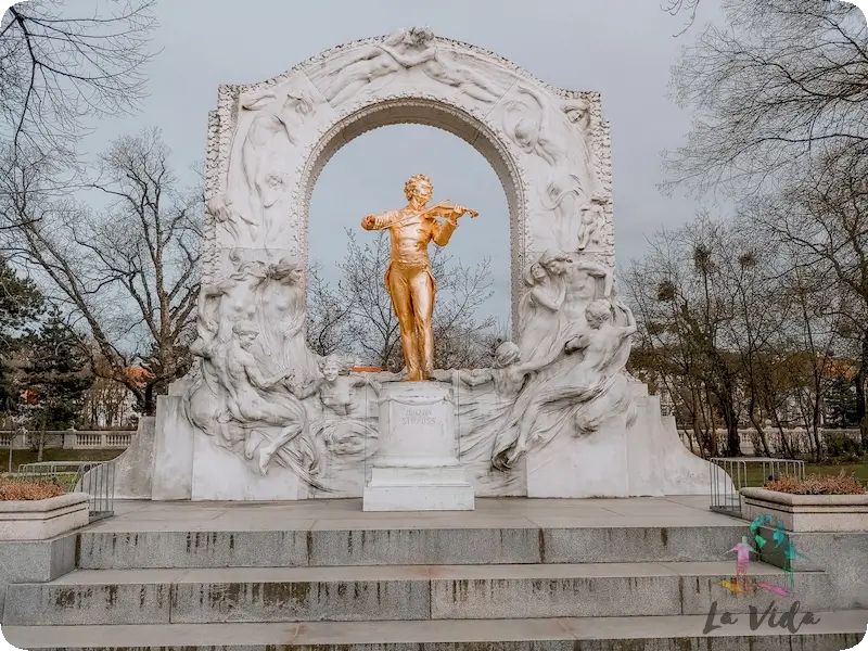 Estatua conmemorativa de Johann Strauss