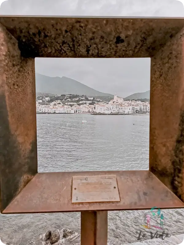 Cadaqués enmarcada desde Cala Es Pianc