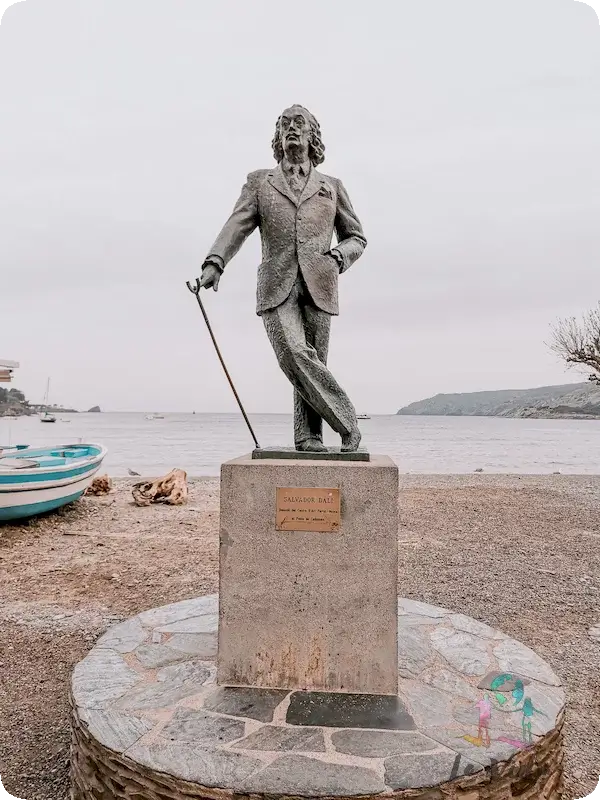 Estatua de Salvador Dalí en la playa de Cadaqués