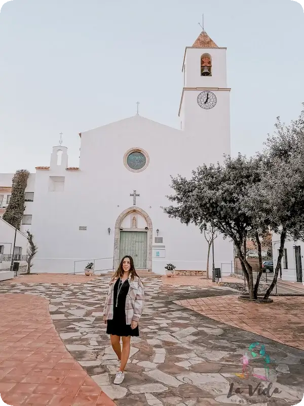 Iglesia de Calella de Palafrugell, con Judit delante.la Iglesia de Sant Pere