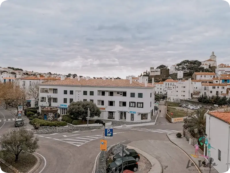 Punto información con Estatua Libertad Cadaqués