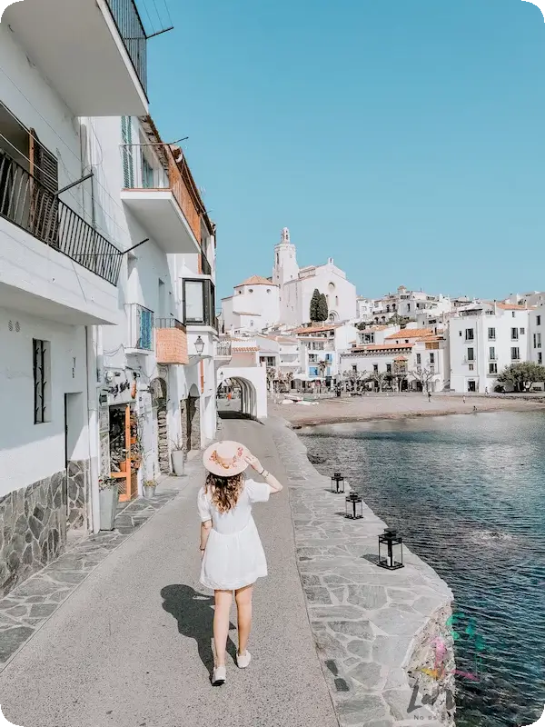 Soportales de la Riba Pitxot, recreando un cuadro de Dalí Cadaqués