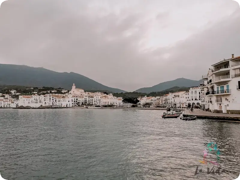 Vistas de Cadaqués desde el paseo marítimo