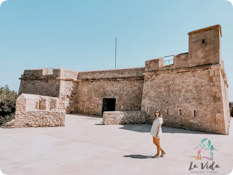 Judit delante del Castillo de Sant Jordi d'Alfama