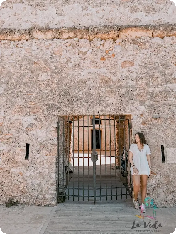 Judit en la puerta del Castillo de Sant Jordi d'Alfama