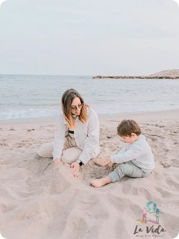 Jugando en la playa de  L'Ametlla de Mar