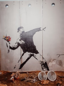 Ira Lanzador de Flores - Palestina 2003 Banksy en Barcelona
