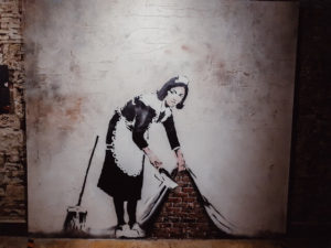Sweep It Under The Carpet - 2006 Londres Banksy