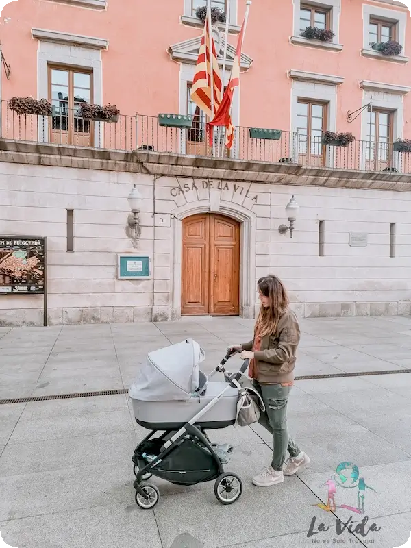 Judit pasando por delante del Ayuntamiento de Puigcerdà