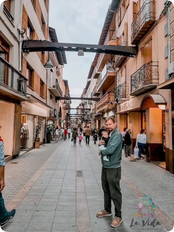 Dani con Eric en brazos en el Carrer Major Puigcerdà