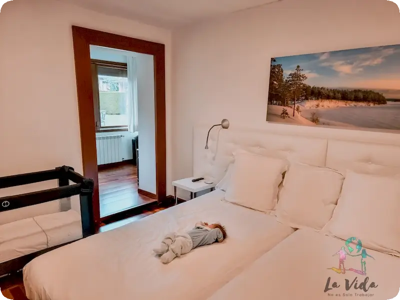 Hotel del Lago Puigcerda - Eric en su primera habitación de hotel