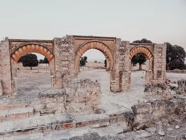Recorriendo el yacimiento arqueológico de Medina Azahara