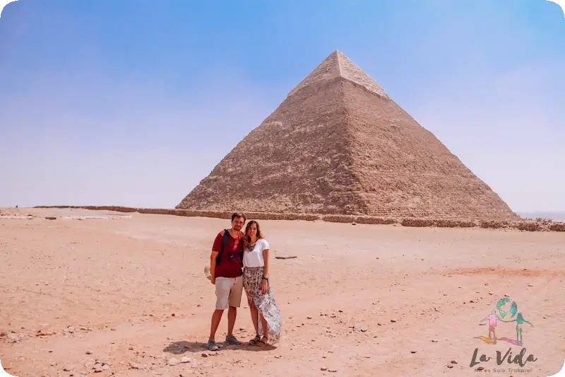 Judit y Dani en las Piramides Giza El Cairo. En el fondo la pirámide de Kefren