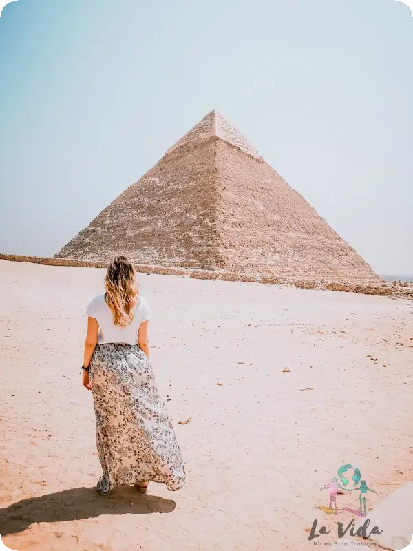 Qué ver en El Cairo -  Judit posando con falta delante de las Piramides de Giza El Cairo Egipto 