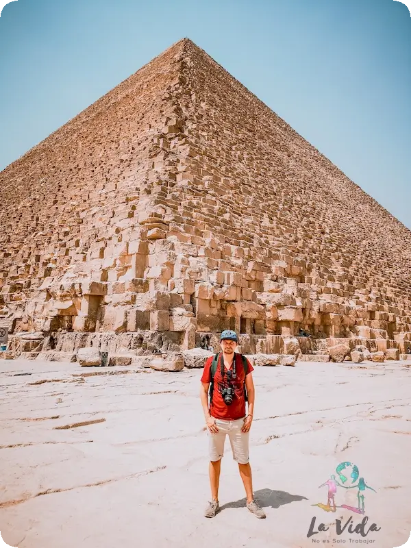 Dani delantes de la Gran Pirámide de Keops, en el Cairo