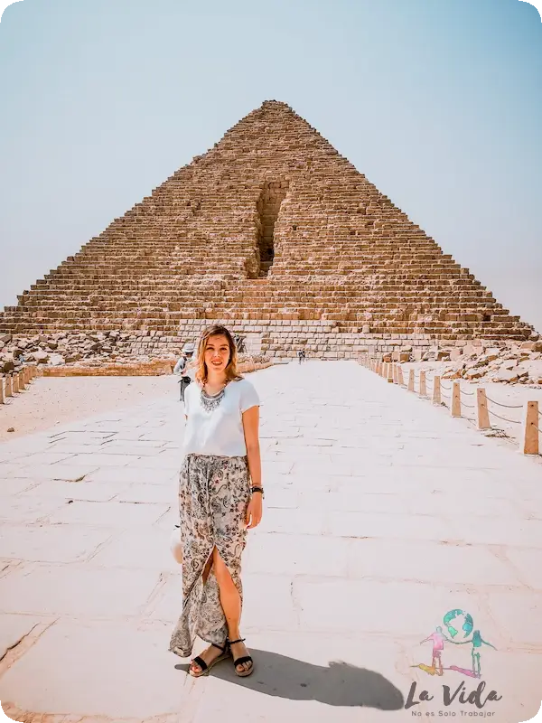 Micerino una de las piramides de Egipto. Judit enfrente de ella