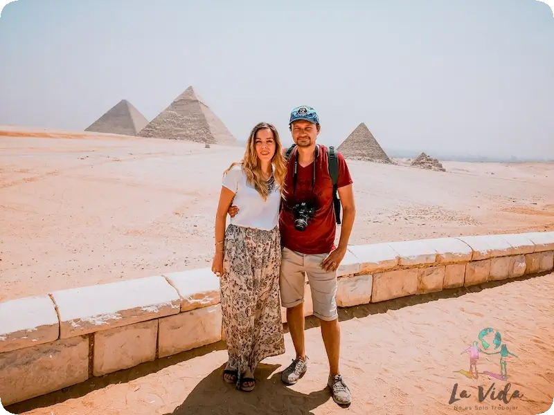 Judit y Dani en las Piramides de Giza El Cairo Egipto