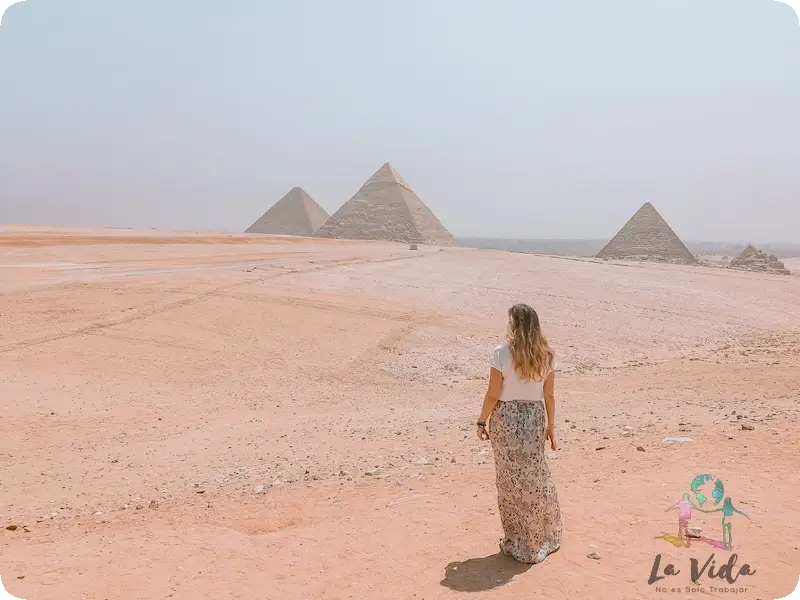 judit en una foto de postal Piramides de Giza El Cairo Egipto