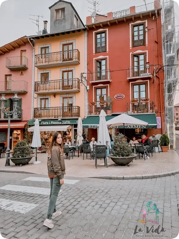 judit caminando en Plaza Santa Maria Puigcerda