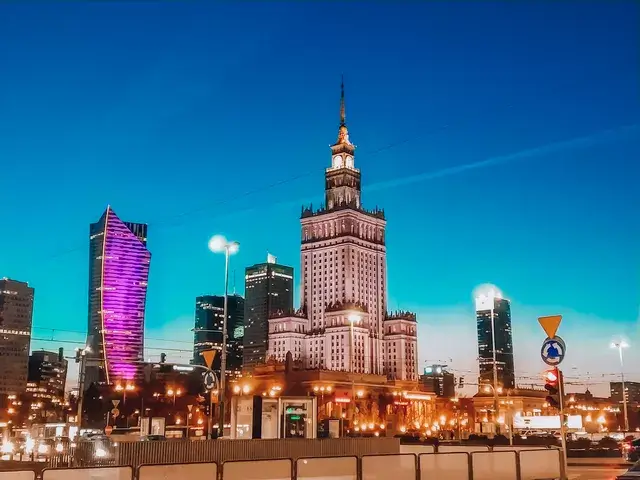 Qué ver en Varsovia en 3 días Palacio de la Cultura y la Ciencia al aterdecer