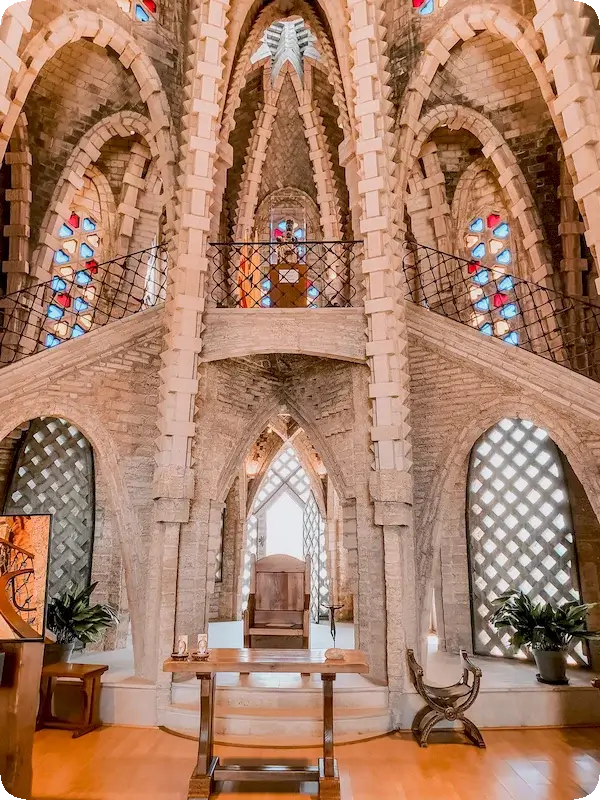 Foto del interior del santuario con Judit posando justo delante de la virgen