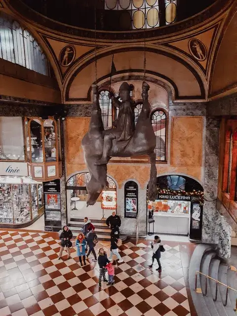 Caballo al revés de David Cerny en el pasaje Lucerna de Praga