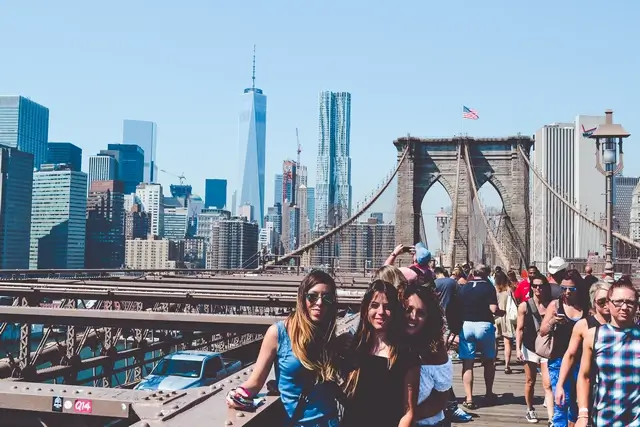 Puente Brooklyn Nueva York con amigas